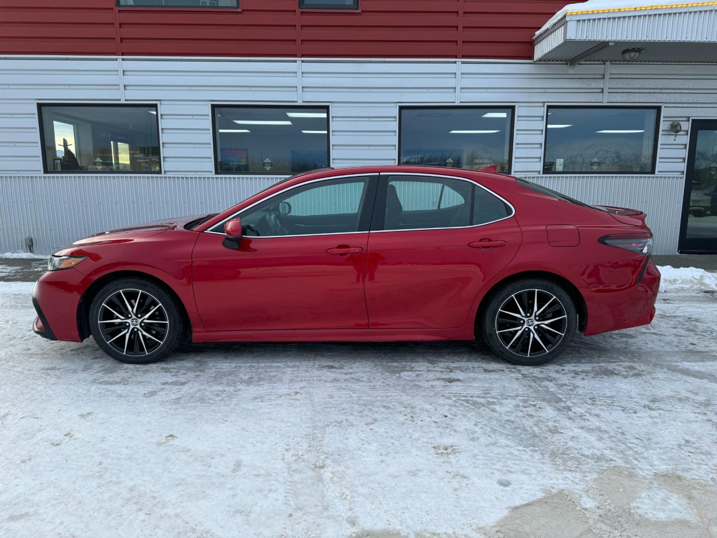 2021 Red /Black Toyota Camry SE (4T1G11AK4MU) with an 2.5L 4-Cylinder engine, located at 1960 Industrial Drive, Wasilla, 99654, (907) 274-2277, 61.573475, -149.400146 - Photo#2